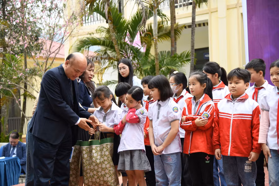 Đoàn từ thiện tặng quà học sinh Trường TH Minh Quang.