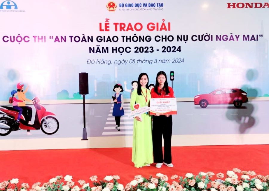 Em Hoàng Huyền Trang lớp 8A3 (bên phải) đại diện duy nhất của tỉnh Vĩnh Phúc đoạt giải Nhất Quốc gia tại cuộc thi “An toàn giao thông cho nụ cười ngày mai” năm học 2023 - 2024.