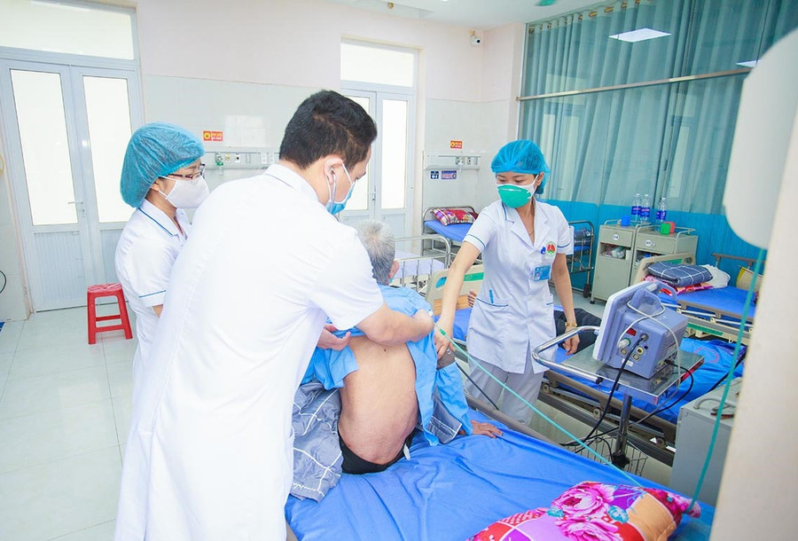 Các y bác sĩ Bệnh viện Phổi tỉnh Phú Thọ tận tình khám chữa bệnh cho người dân. Các y bác sĩ Bệnh viện Phổi tỉnh Phú Thọ tận tình khám chữa bệnh cho người dân.