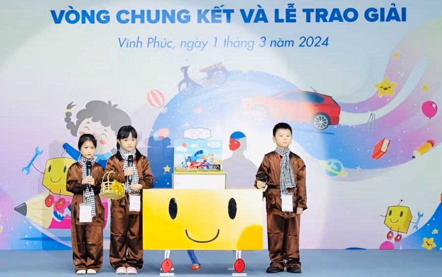 Học sinh Trường Tiểu học Đồng Tâm (Vĩnh Yên, Vĩnh Phúc) thuyết trình ý tưởng mô hình dự thi.