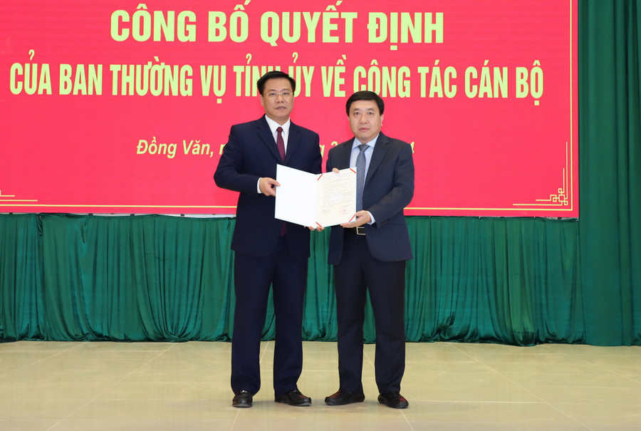 Quyền Bí thư Tỉnh ủy Hà Giang Nguyễn Mạnh Dũng (phải ảnh) trao Quyết định và chúc mừng tân Bí thư Huyện ủy Đồng Văn Nguyễn Tiến Dũng.