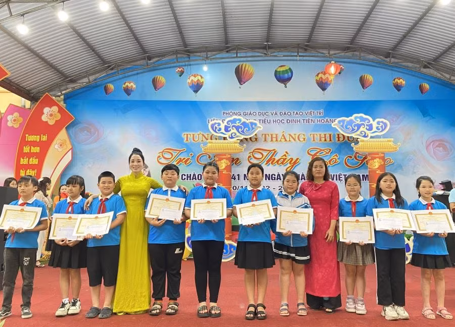 Ban lãnh đạo trường Tiểu học Đinh Tiên Hoàng khen thưởng các em học sinh đạt giải cấp tỉnh giao lưu giáo dục kĩ năng tham gia giao thông an toàn cấp tiểu học năm học 2023 - 2024.