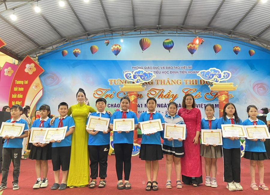 Ban lãnh đạo trường Tiểu học Đinh Tiên Hoàng khen thưởng các em học sinh đạt giải cấp tỉnh giao lưu giáo dục kĩ năng tham gia giao thông an toàn cấp tiểu học năm học 2023 - 2024. Ban lãnh đạo trường Tiểu học Đinh Tiên Hoàng khen thưởng các em học sinh đạt giải cấp tỉnh giao lưu giáo dục kĩ năng tham gia giao thông an toàn cấp tiểu học năm học 2023 - 2024.