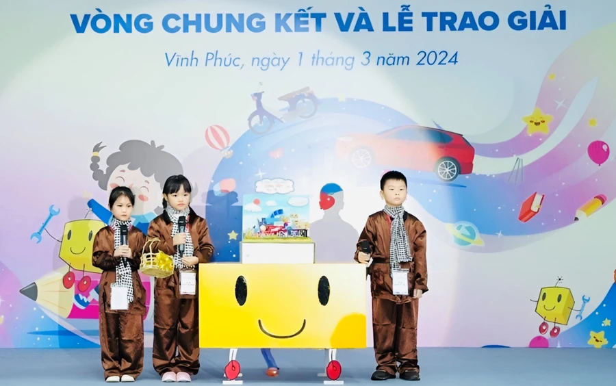 Học sinh Trường Tiểu học Đồng Tâm (Vĩnh Yên, Vĩnh Phúc) thuyết trình ý tưởng mô hình dự thi.