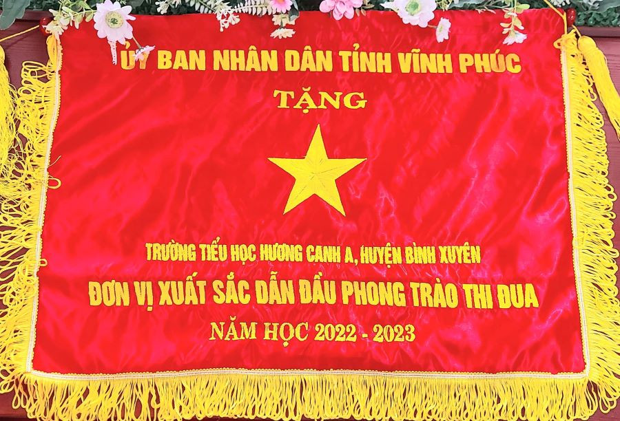 UBND tỉnh Vĩnh Phúc tặng cờ cho Trường Tiểu học Hương Canh A đơn vị xuất sắc dẫn đầu phong trào thi đua năm học 2022 - 2023.