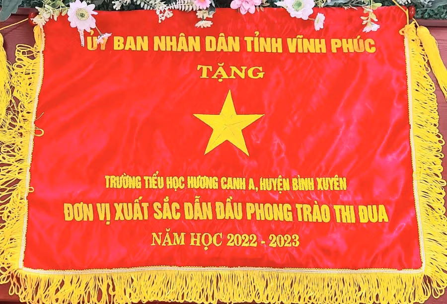 UBND tỉnh Vĩnh Phúc tặng cờ cho Trường Tiểu học Hương Canh A đơn vị xuất sắc dẫn đầu phong trào thi đua năm học 2022 - 2023.