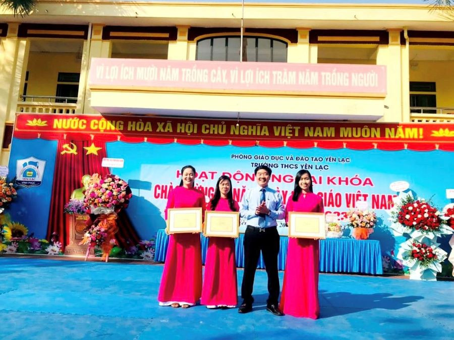 Nhà giáo ThS. Phạm Kiều Hưng - Hiệu trưởng trường THCS Yên Lạc trao thưởng cho 3 nhà giáo đoạt các giải Nhất, Nhì và Ba tại kỳ thi Giáo viên chủ nhiệm giỏi cấp Tỉnh.
