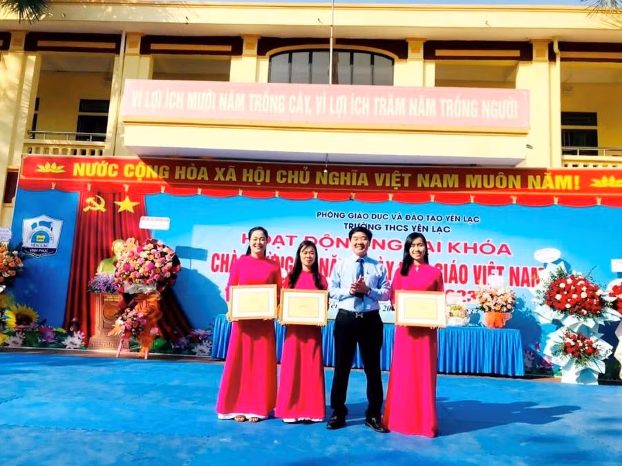 Nhà giáo ThS. Phạm Kiều Hưng - Hiệu trưởng trường THCS Yên Lạc trao thưởng cho 3 nhà giáo đoạt các giải Nhất, Nhì và Ba tại kỳ thi Giáo viên chủ nhiệm giỏi cấp Tỉnh.