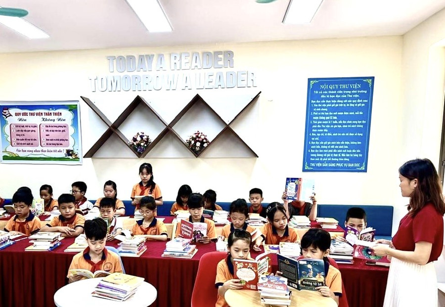 Học sinh Trường Tiểu học Kim Ngọc tích cực đọc sách tại Thư viện nhà trường. Học sinh Trường Tiểu học Kim Ngọc tích cực đọc sách tại Thư viện nhà trường.