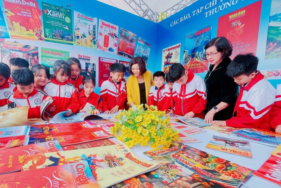 Các em học sinh trường Tiêu Kim Ngọc có buổi trải nghiệm ý nghĩa tại Hội báo Xuân Vĩnh Phúc 2024. Các em học sinh trường Tiêu Kim Ngọc có buổi trải nghiệm ý nghĩa tại Hội báo Xuân Vĩnh Phúc 2024.