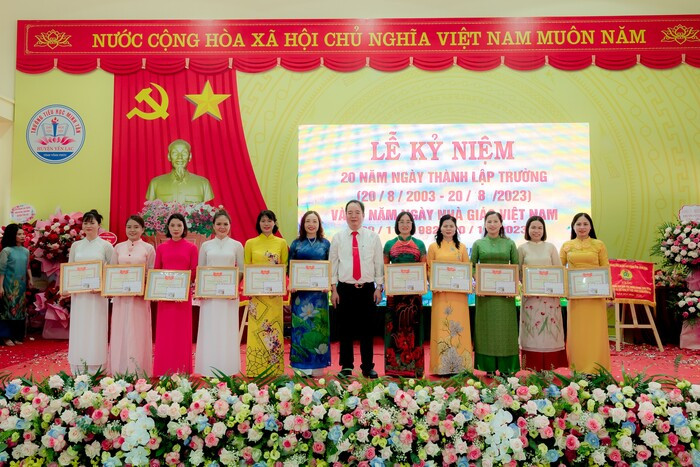 Thầy giáo Trần Xuân Chính - Hiệu trưởng trường Tiểu học Minh Tân khen thưởng giáo viên nhà trường.