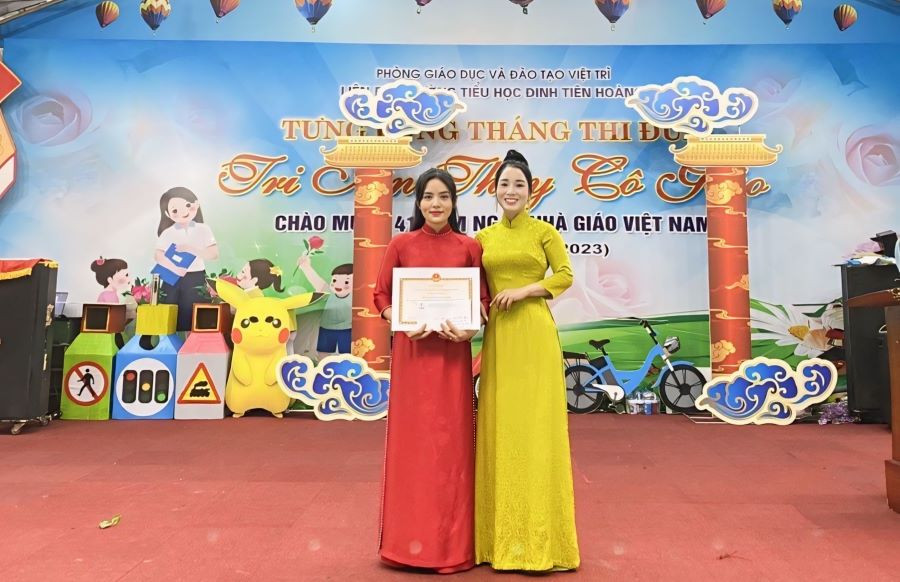 Cô giáo Trần Thị Ánh Nguyệt - Bí thư Chi bộ, Hiệu trưởng Trường Tiểu học Đinh Tiên Hoàng (bên phải) trao thưởng cho cô giáo Đinh Thị Ngân đạt giải Nhất cấp tỉnh giao lưu giáo dục kĩ năng tham gia giao thông an toàn cấp tiểu học năm học 2023 - 2024. Cô giáo Trần Thị Ánh Nguyệt - Bí thư Chi bộ, Hiệu trưởng Trường Tiểu học Đinh Tiên Hoàng (bên phải) trao thưởng cho cô giáo Đinh Thị Ngân đạt giải Nhất cấp tỉnh giao lưu giáo dục kĩ năng tham gia giao thông an toàn cấp tiểu học năm học 2023 - 2024.