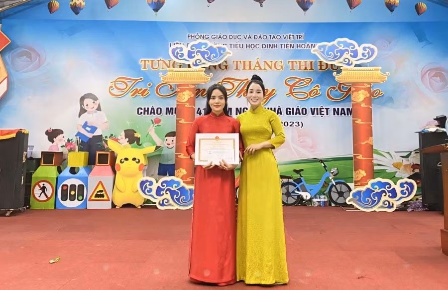 Cô giáo Trần Thị Ánh Nguyệt - Bí thư Chi bộ, Hiệu trưởng Trường Tiểu học Đinh Tiên Hoàng (bên phải) trao thưởng cho cô giáo Đinh Thị Ngân đạt giải Nhất cấp tỉnh giao lưu giáo dục kĩ năng tham gia giao thông an toàn cấp tiểu học năm học 2023 - 2024.
