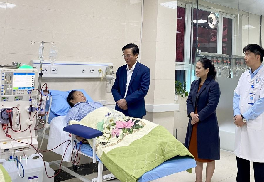 Lãnh đạo TTYT Lâm Thao thăm bệnh nhân tại Khu chạy thận nhân tạo. Lãnh đạo TTYT Lâm Thao thăm bệnh nhân tại Khu chạy thận nhân tạo.