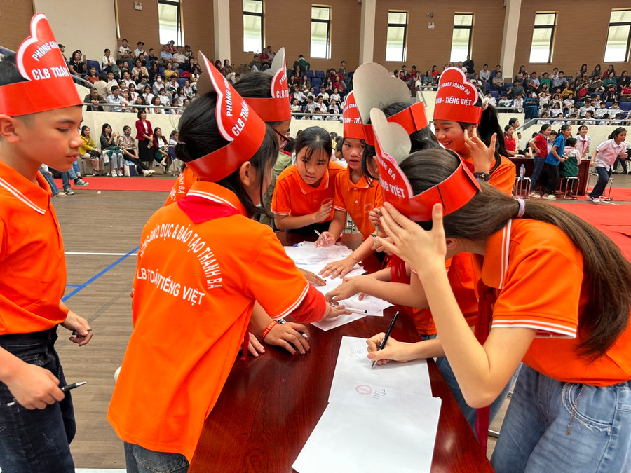 Học sinh hào hứng tham gia giao lưu. Học sinh hào hứng tham gia giao lưu.