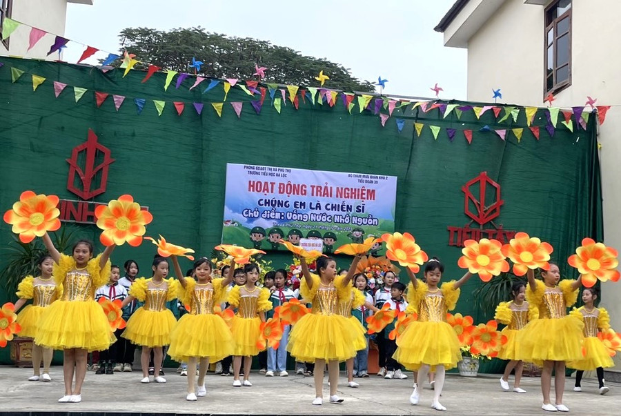 Vui nhộn hoạt động trải nghiệm &quot;Chúng em là chiến sĩ&quot; của HS trường Tiểu học Hà Lộc.