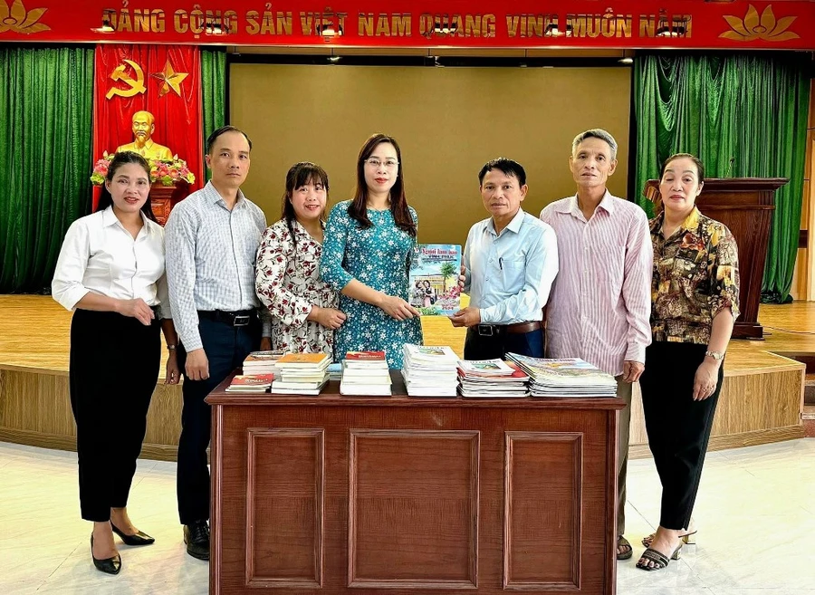 Nhà báo Triệu Thị Thanh Bình, Phó Chủ tịch Thường trực Hội Nhà báo tỉnh Vĩnh Phúc tặng sách, báo cho bà con Tổ dân phố Gò Nọi.