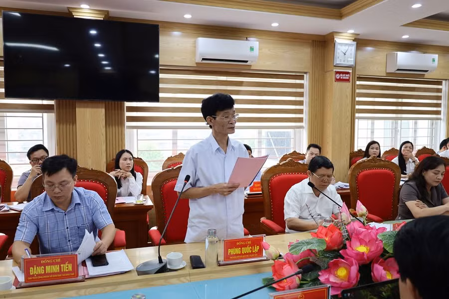 Phó Giám đốc sở GD&amp;ĐT Phú Thọ Phùng Quốc Lập phát biểu tại hội nghị.