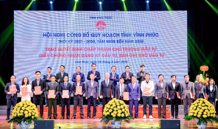 Trao chứng nhận cho một số dự án đầu tư trực tiếp trên địa bàn tỉnh Vĩnh Phúc.