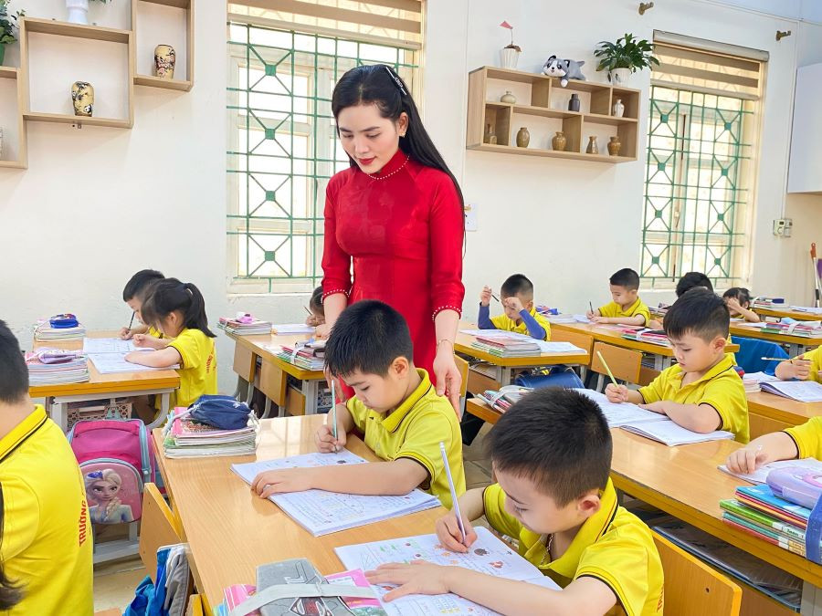 Tiết học của cô và trò lớp 1A2 trường Tiểu học Đinh Tiên Hoàng, TP Việt Trì. Tiết học của cô và trò lớp 1A2 trường Tiểu học Đinh Tiên Hoàng, TP Việt Trì.