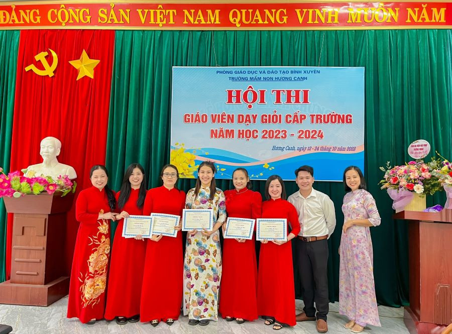 Trao thưởng cho giáo viên dạy giỏi.