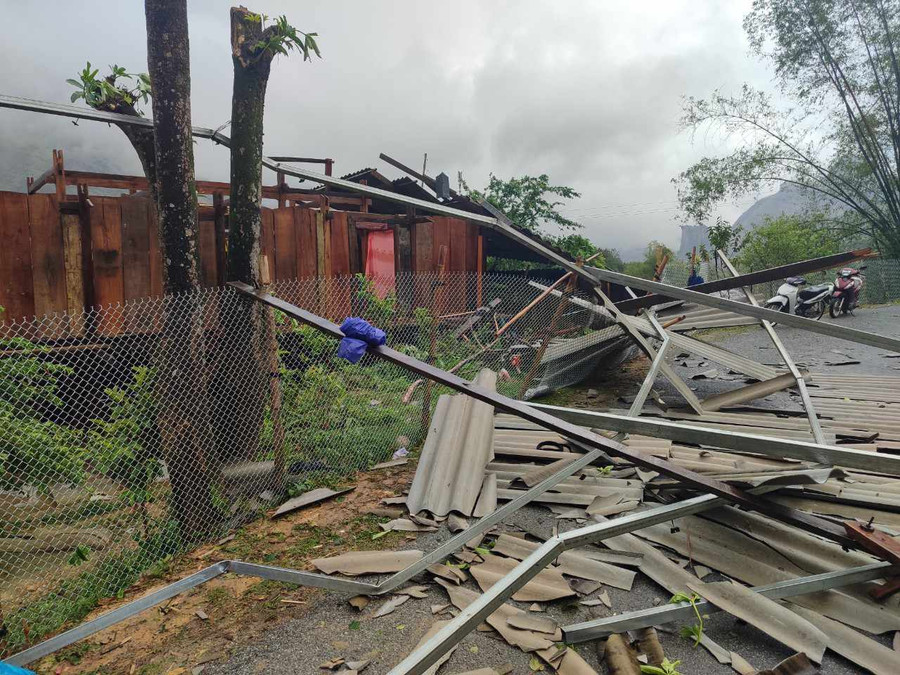 Nhiều nhà dân cũng bị tốc mái.