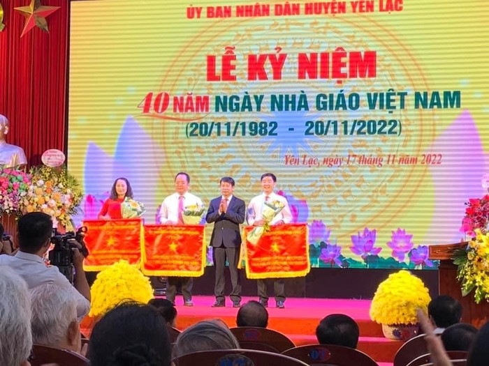 Thầy giáo Trần Xuân Chính - Hiệu trưởng trường Tiểu học Minh Tân (thứ 2 từ trái sang) nhận cờ thi đua của Chủ tịch UBND tỉnh Vĩnh Phúc tặng nhà trường.