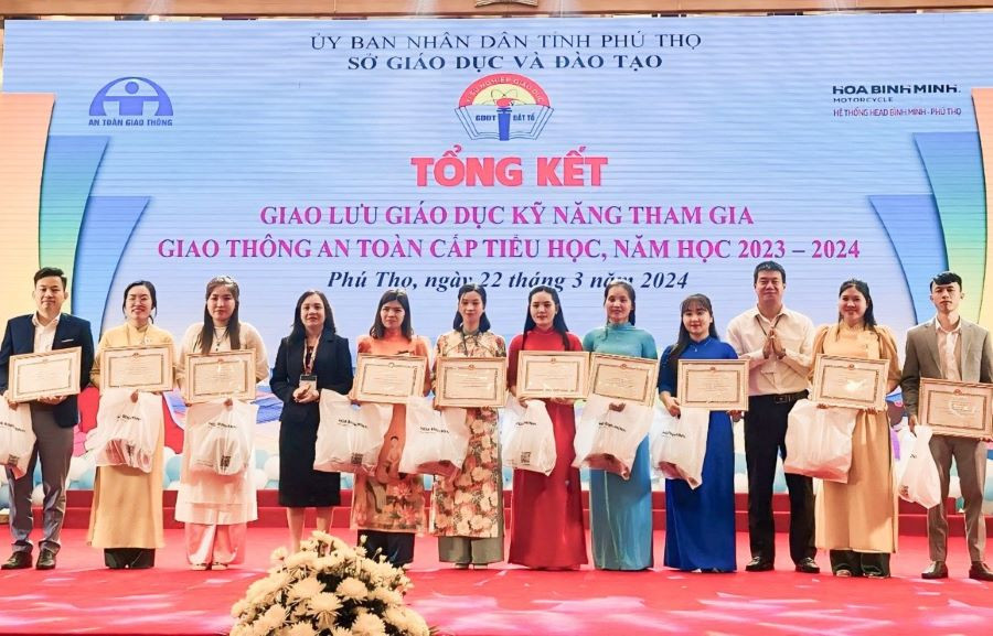 Ban tổ chức trao Giấy chứng nhận cho các thầy cô giáo đạt giải. Ban tổ chức trao Giấy chứng nhận cho các thầy cô giáo đạt giải.