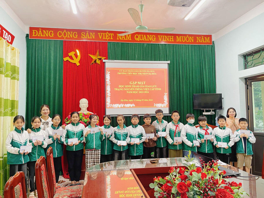Học sinh Trường Tiểu học thị trấn Hạ Hoà (huyện Hạ Hoà) đoạt 62 giải, trong đó: 18 giải Nhất, 17 giải Nhì và 27 giải Ba.