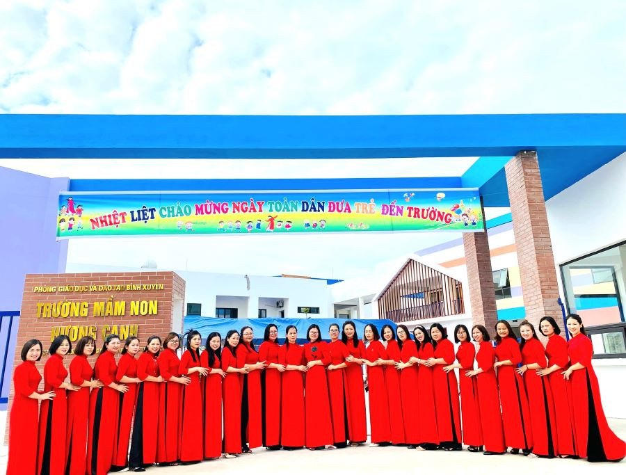 Tập thể cán bộ, giáo viên, nhân viên trường Mầm non Hương Canh.