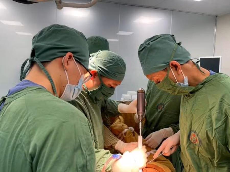 Phẫu thuật thay khớp háng tại TTYT Lâm Thao.