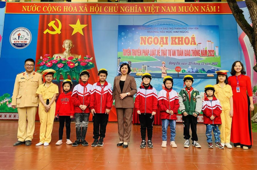 Học sinh trường Tiểu học Kim Ngọc được hướng dẫn kỹ năng đội mũ bảo hiểm. Học sinh trường Tiểu học Kim Ngọc được hướng dẫn kỹ năng đội mũ bảo hiểm.
