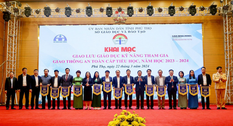 Ban tổ chức trao cờ cho các đơn vị tham gia giao lưu. Ban tổ chức trao cờ cho các đơn vị tham gia giao lưu.