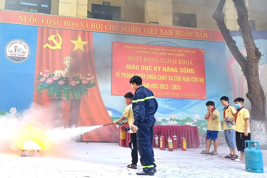Học sinh trường Tiểu học Kim Ngọc được hướng dẫn sử dụng bình chữa cháy dập tắt khay xăng. Học sinh trường Tiểu học Kim Ngọc được hướng dẫn sử dụng bình chữa cháy dập tắt khay xăng.