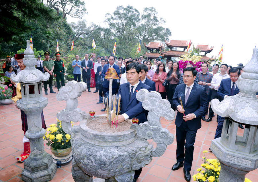 Bí thư Tỉnh ủy Vĩnh Phúc Dương Văn An và các đại biểu dâng hương tại chùa Thượng, Khu di tích danh thắng Tây Thiên. Ảnh: Khánh Linh.