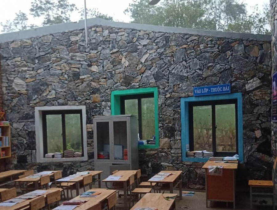 Mái trường học bị tốc làm ướt lớp học.