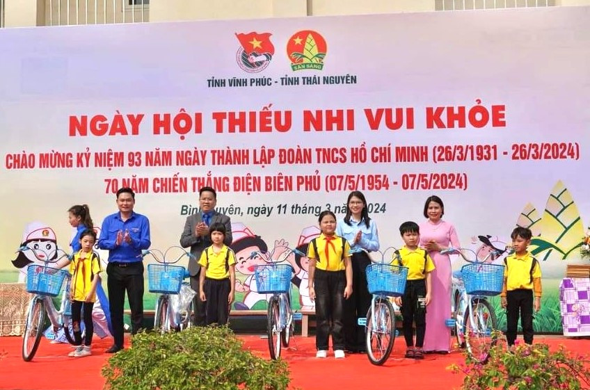 Ban Thường vụ Tỉnh Đoàn - Hội Đồng đội tỉnh Vĩnh Phúc và tỉnh Thái Nguyên cùng với Hiệu trưởng Trường Tiểu học Hương Canh A đã trao 5 chiếc xe đạp cho các em học sinh có hoàn cảnh khó khăn, vươn lên trong học tập.