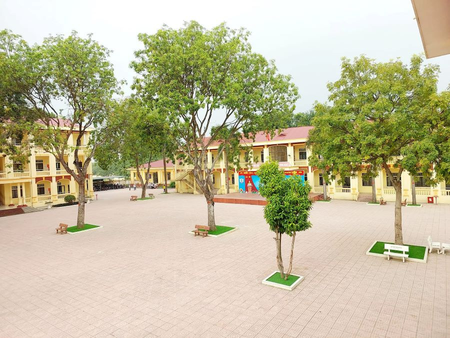 Khuôn viên trường THCS Yên Lạc xanh, sạch, đẹp.