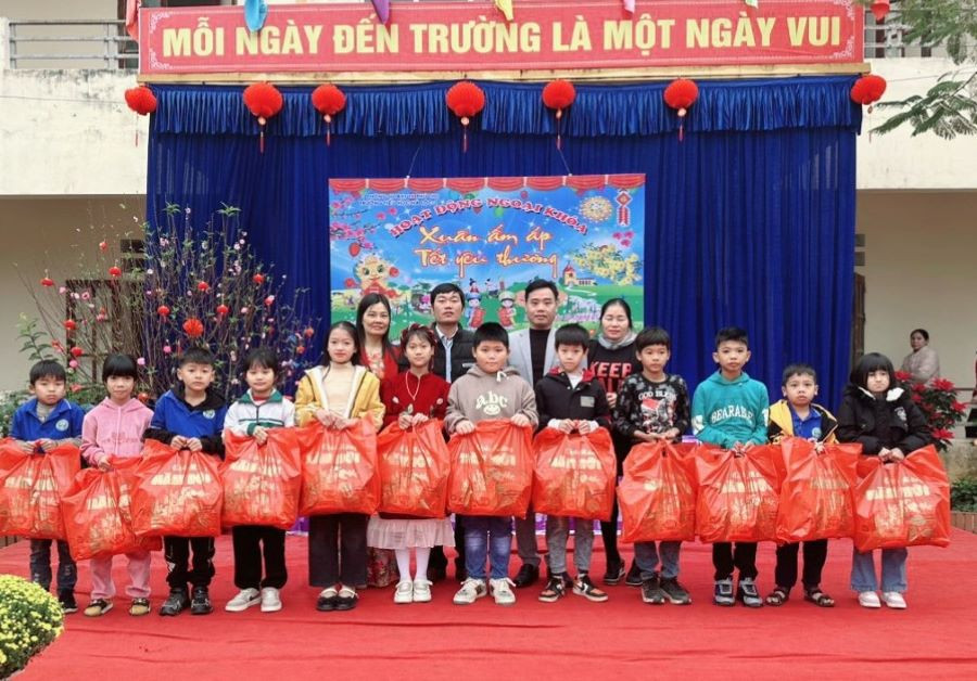 Lãnh đạo Trường Tiểu học Hà Lộc 2 trao quà cho các em HS tại hoạt động ngoại khóa &quot;Xuân ấm áp - Tết yêu thương&quot;.