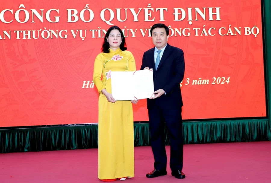 Quyền Bí thư Tỉnh ủy Hà Giang - Nguyễn Mạnh Dũng trao quyết định của Ban Thường vụ Tỉnh ủy cho bà Chúng Thị Chiên. (Ảnh: Văn Nghị)