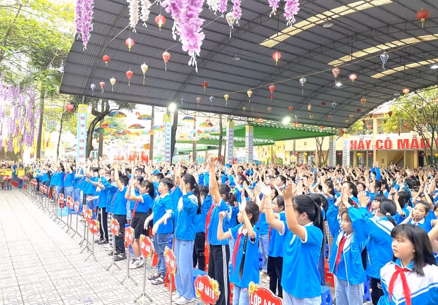 Cảnh quan môi trường sư phạm trường Tiểu học Đinh Tiên Hoàng: Sáng - Xanh - Sạch - Đẹp.