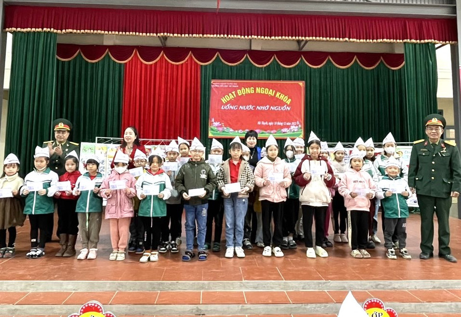 Trao quà cho các em HS tại hoạt động ngoại khóa &quot;Uống nước nhớ nguồn&quot; ở trường Tiểu học Hà Thạch.