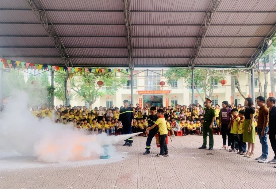 Các em HS trường Tiểu học Văn Lung trải nghiệm công tác PCCC và cứu nạn cứu hộ tại nhà trường.