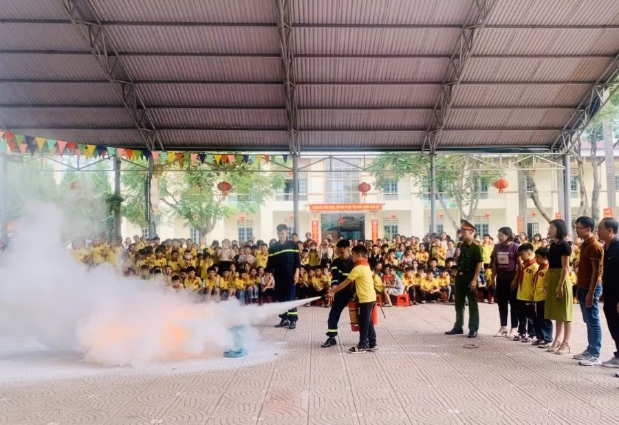 Các em HS trường Tiểu học Văn Lung trải nghiệm công tác PCCC và cứu nạn cứu hộ tại nhà trường.