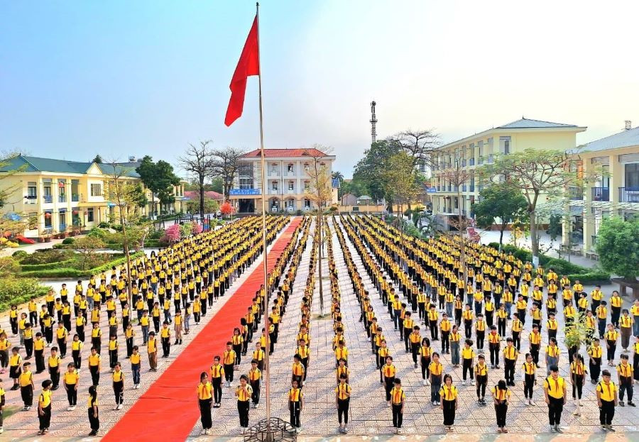 Cảnh quan môi trường sư phạm trường Tiểu học Hương Canh A: Sáng - Xanh - Sạch - Đẹp - An toàn.