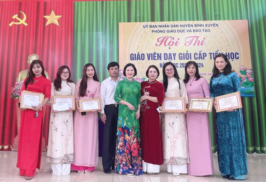 Lãnh đạo Phòng GD&amp;ĐT huyện Bình Xuyên chụp ảnh cùng Hiệu trưởng và các giáo viên trường Tiểu học Hương Canh A đạt giải tại Hội thi giáo viên dạy giỏi cấp huyện năm học 2023 - 2024.