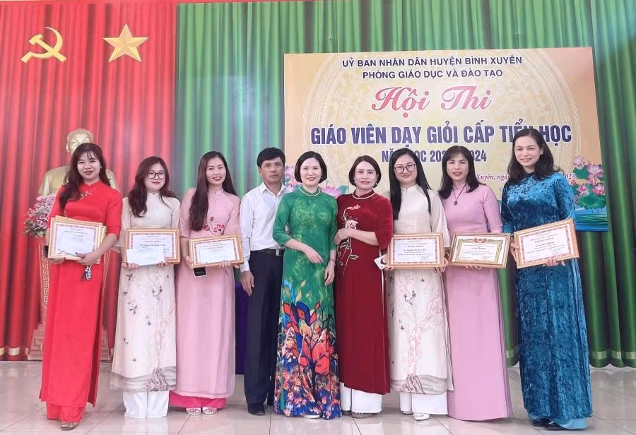 Lãnh đạo Phòng GD&amp;ĐT huyện Bình Xuyên chụp ảnh cùng Hiệu trưởng và các giáo viên trường Tiểu học Hương Canh A đạt giải tại Hội thi giáo viên dạy giỏi cấp huyện năm học 2023 - 2024.