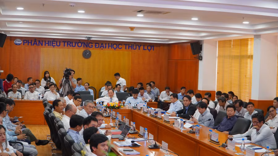 Các nhà khoa học tham gia hội thảo “Định hướng phát triển và ứng dụng khoa học và công nghệ đảm bảo an ninh nguồn nước giai đoạn 2021-2030”. Ảnh: Mạnh Tùng