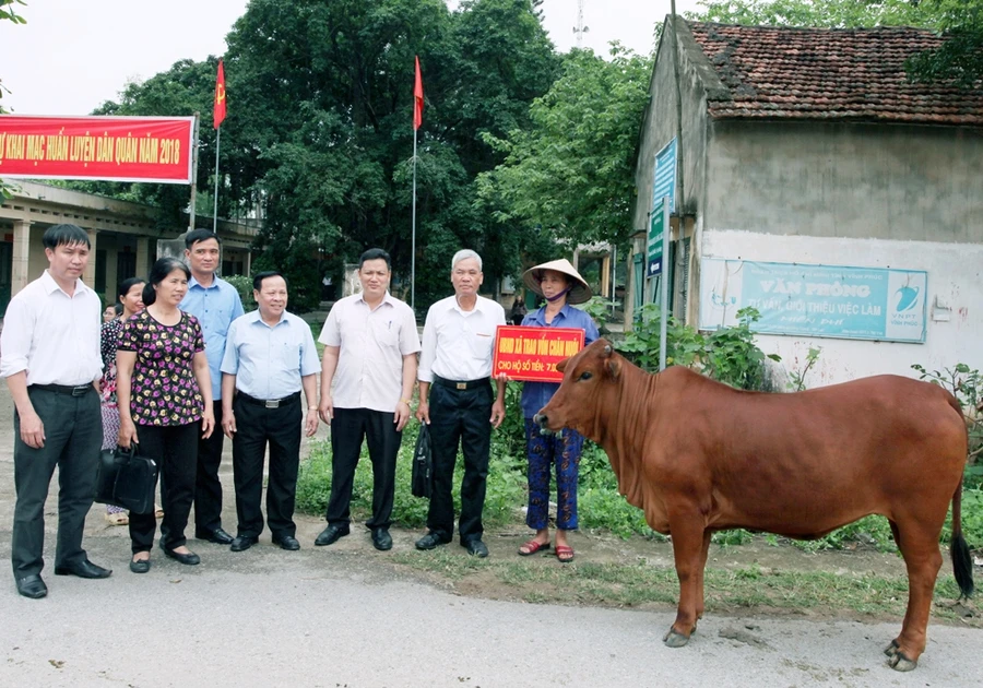 Trao tiền hỗ trợ nuôi bò cho hộ nghèo tại huyện Yên Lạc