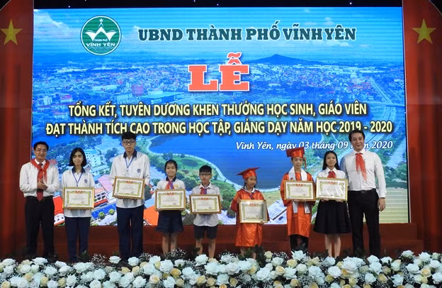 Bí thư Thành ủy Vĩnh Yên (bìa phải) cùng Giám đốc Sở GD&amp;ĐT Vĩnh Phúc (bìa trái) tặng thưởng học sinh đạt giải cao tại các cuộc thi cấp quốc gia